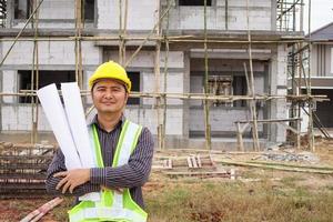 lavoratore asiatico dell'ingegnere edile dell'uomo di affari al cantiere della casa foto
