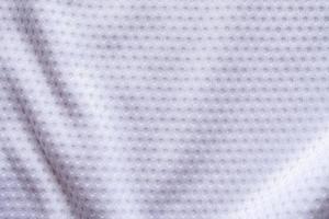 maglia da calcio in tessuto bianco per abbigliamento sportivo con sfondo a trama in rete d'aria foto