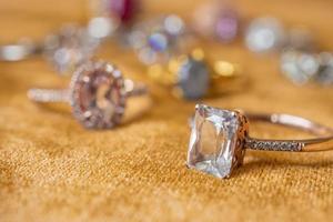 gioielleria diamante anelli su d'oro tessuto sfondo vicino su foto