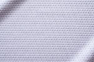 maglia da calcio in tessuto bianco per abbigliamento sportivo con sfondo a trama in rete d'aria foto