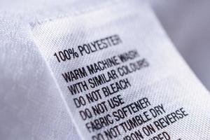 etichetta di abbigliamento in tessuto di poliestere con istruzioni per il bucato foto