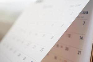 astratto sfocatura calendario pagina capovolgimento foglio vicino su sfondo foto