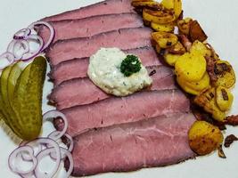 arrosto di manzo con fritte patate e remoulade salsa foto