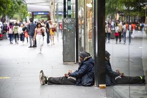 Sydney, nuovo Sud Galles, 2020 - australiano aborigeno uomo senza casa seduta su il terra. foto