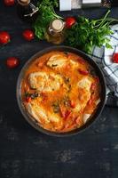 stufato pollo Seno con pomodoro, Pepe e spinaci nel padella. superiore Visualizza foto