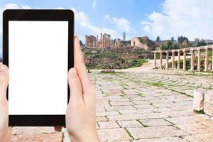 turista fotografie di ovale Forum nel cittadina jerash