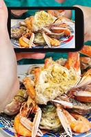 turista fotografie di piatto con Granchio e frutti di mare
