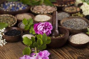medicina alternativa, sfondo di erbe secche foto