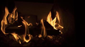 legna da ardere ardente nel fuoco. fiamma nel forno. focolare nel Casa. camino particolari.