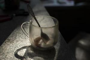 mattina caffè su tavolo. tazza di caffè nel cucina. prima colazione senza pasti. foto