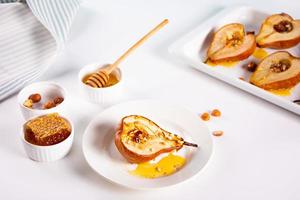 miele o marmo sciroppo arrosto pere con Noci. vegetariano dieta Salute delizioso dolce. foto