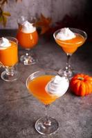 zucca autunno di stagione bevanda cocktail latte macchiato con spezie e frustato crema per ringraziamento o Halloween festa festivo celebrare. autunno decorazione foto