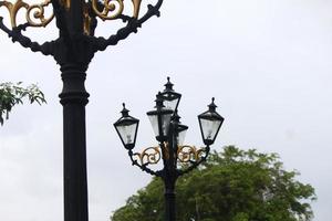 foto di Vintage ▾ strada illuminazione lampada prese nel il sera su il lato di un' città strada