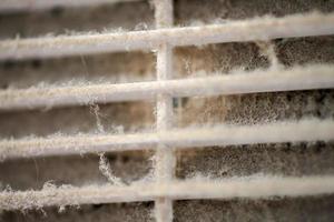 griglia di ventilazione dell'aria sporca di hvac con filtro intasato. foto