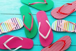 Flip flop su blu di legno pavimento sfondo. superiore Visualizza e copia spazio. estate divertimento fine settimana foto