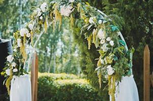 arco di nozze dai fiori foto