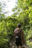 giovane donna discendente nel il burrone, vegetazione e alberi, huentitan burrone guadalajara, Messico foto