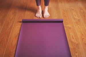 gambe e mani di un' donna su un' yoga stuoia praticante asana foto