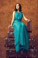 donna di moda con le valigie