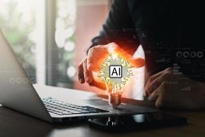 concetti di business ai e iot, uomo d'affari che lavora su un computer portatile per l'intelligenza artificiale cervello poligonale con icone di smart city internet of things, concetto ai e iot business. foto