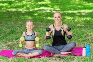 donna con ragazza siamo formazione nel il parco. foto