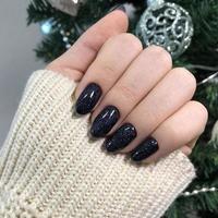 elegante di moda nero femmina manicure.mani di un' donna con nero manicure su Chiodi foto