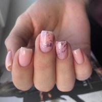 elegante di moda femmina rosa manicure.mani di un' donna con rosa manicure su Chiodi foto