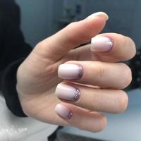 elegante di moda femmina rosa manicure.mani di un' donna con rosa manicure su Chiodi foto