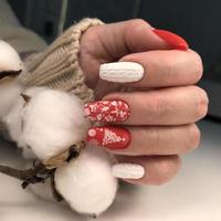 il mano di un' giovane donna con un' bianca manicure e design per il nuovo anno e Natale. foto