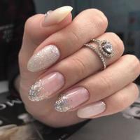 elegante di moda femmina manicure con design.donne manicure con glitter.donna mani con luccichio su Chiodi foto