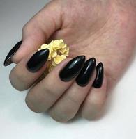 elegante di moda nero femmina manicure.mani di un' donna con nero manicure su Chiodi foto