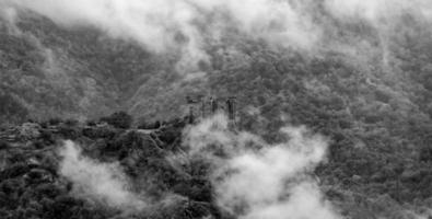 ussel castello avvolto nel nebbia aosta valle Italia foto