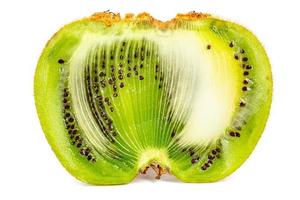 uno brutto Kiwi mutante frutta isolato su bianca sfondo, tagliato foto