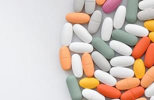 pila di diverse pillole in blister isolato su sfondo bianco foto