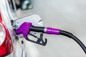 argento auto rifornimento carburante a il gas stazione, il concetto di carburante energia foto