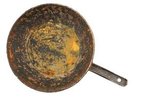 vecchio disgustoso macchiato arrugginito getto ferro padella con bruciato Grasso e cibo avanzi isolato nel direttamente sopra prospettiva foto