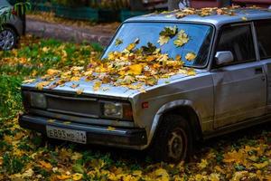 tula, Russia ottobre 5, 2019 un' lotto di caduto acero le foglie su vecchio russo auto cofano foto
