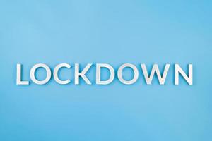 il parola lockdown di cui con spazzolato alluminio metallo lettere su blu sfondo foto