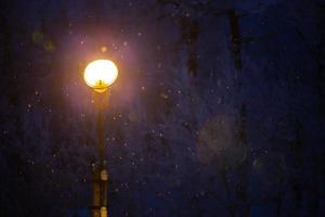 naturale lente bagliore a partire dal inverno notte strada leggero con selettivo messa a fuoco foto