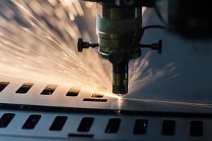 processi di industriale laser taglio di foglio metallo foto
