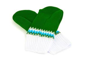 verde e bianca lavorato a maglia guanti isolato su bianca sfondo foto