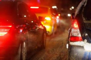 avvicinamento Visualizza di auto coda leggero e giusto girare segnale a inverno notte traffico marmellata foto