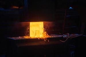 avvicinamento immagine di caldo acciaio Manuale forgiatura processi con grande meccanico martello macchina foto