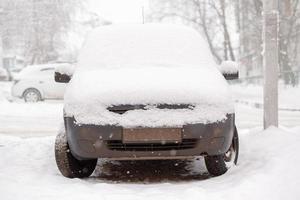 vecchio sporco auto coperto di di spessore neve strato con selettivo messa a fuoco foto