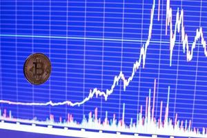 bitcoin luccicante volante al di sopra di sfocato buio blu scambio grafico grafico foto