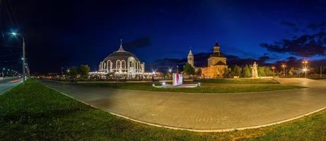 notte tula largo angolo Visualizza braccia Museo e demidov monumento e foto