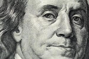 un' vicino Visualizza di incisione ritratto di Ben Franklin di vecchio uno centinaio noi dollaro foto