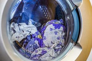 un' vicino Visualizza di domestico lavaggio macchina a opera foto