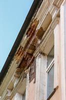 il fatiscente cornice di un vecchio storico edificio foto