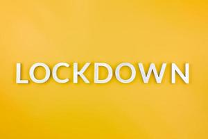 il parola lockdown di cui con spazzolato alluminio metallo lettere su giallo sfondo foto